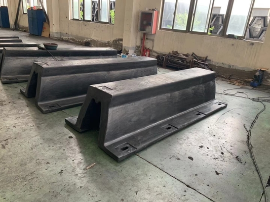 Dostosowany system V Shape Harbor Rubber Boat Fenders System Oem dla statku / statku morskiego