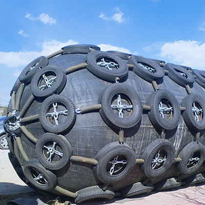 Jumbo Fender zapewnia poduszanie podczas kotwiczenia i zmniejsza hałas podczas uderzenia