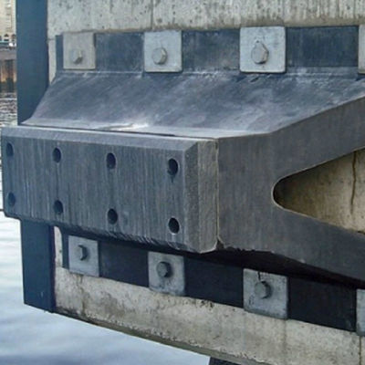 Odbojnica morska w kształcie litery V, wydajna absorpcja uderzeń, lekka konstrukcja, bezobsługowa