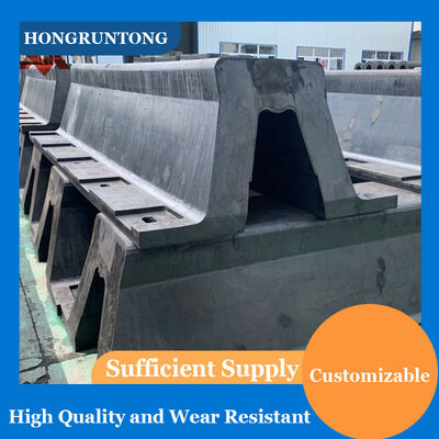 Wyróżnienie siły w gumowym fendrze z łukiem