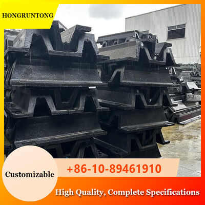 Wyróżnienie siły w gumowym fendrze z łukiem